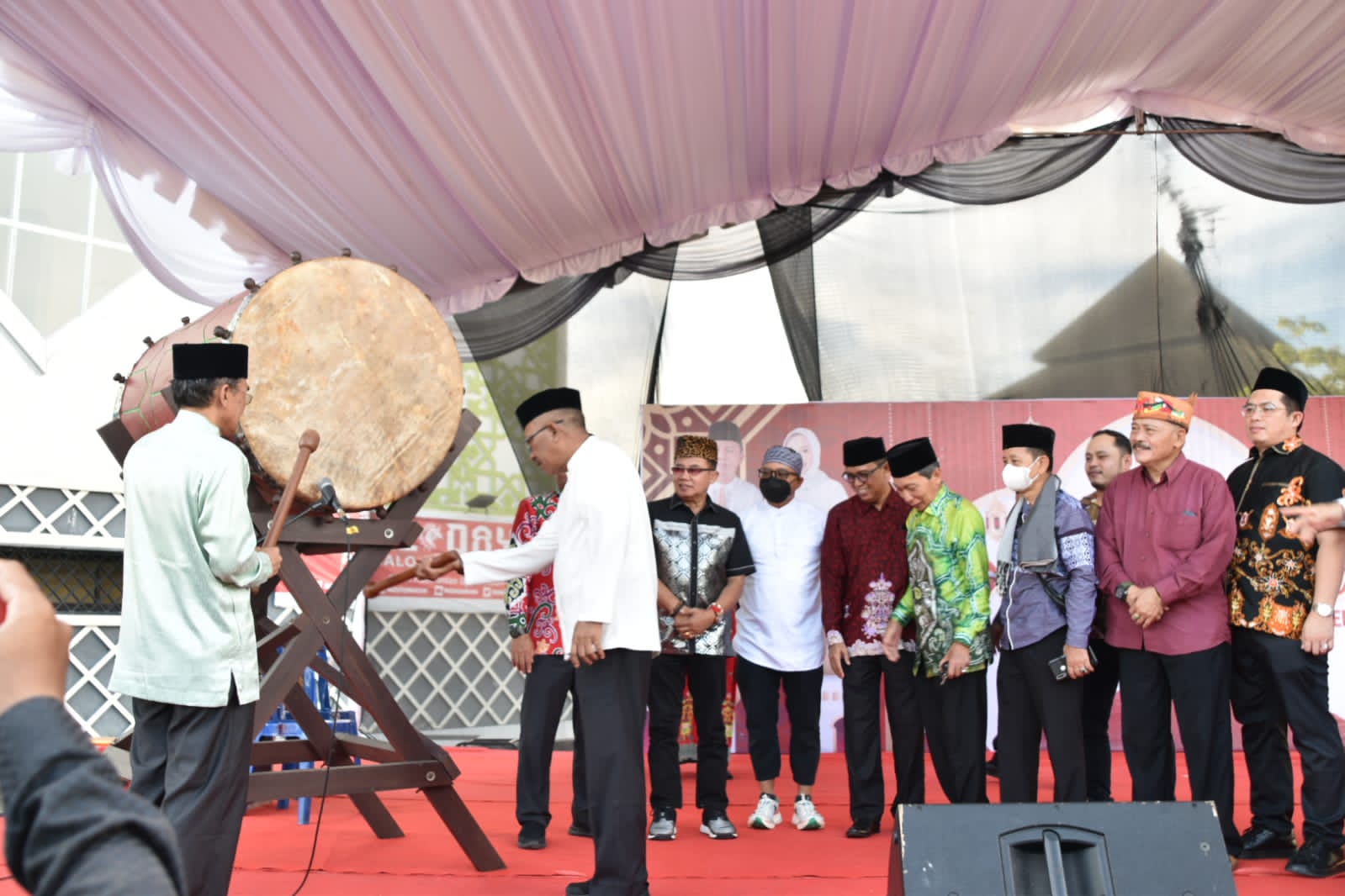 sisten PemkesraSetda Prov. Kalteng Katma F. Dirun bersama Ketua MUI Prov. Kalteng K.H. Khairil Anwar saat membuka secara resmi Pasar Ramadan Hapakat Itah Berkat 1444 H/ 2023 M
